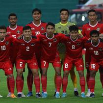 Pose pemain Timnas Indonesia sebelum pertandingan lanjutan babak penyisihan Grup A SEA Games 2021 melawan Myanmar di Stadion Viet Tri, Phu Tho, Vietnam, Minggu (15/5/2022). (Bola.com/Ikhwan Yanuar)
