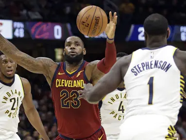 Pemain Cleveland Cavaliers, LeBron James (23) kehilangan bola saat melewati pemain Indiana Pacers, Lance Stephenson (1) pada laga NBA basketball di Quicken Loans Arena, Cleveland, Kamis, (2/11/2017) pagi WIB. Cleveland kalah 107-124. (AP/Tony Dejak)