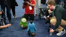 Peserta berinteraksi dengan robot Lovot saat pameran teknologi CES 2020 di Las Vegas, Amerika Serikat, Minggu (5/1/2020). Robot yang bisa mengeluarkan suara saat merasa geli ini dibanderol dengan harga USD 5.300 atau sekitar Rp 73,6 juta. (ROBYN BECK/AFP)