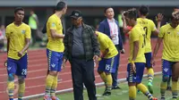 Pelatih Persegres Gresik United Hanafi (tengah) bersama pemainnya terlihat kecewa saat laga melawan Bhayangkara FC pada lanjutan Liga 1 di Stadion Patriot Candrabhaga, Bekasi, Minggu (7/5). Bhayangkara FC unggul 2-1. (Liputan6.com/Helmi Fithriansyah)