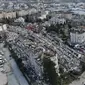 Foto udara menunjukkan kehancuran di pusat kota Hatay, Turki selatan, Selasa (7/2/2023). Tim pencari dan bantuan darurat dari seluruh dunia mengalir ke Turki dan Suriah pada hari Selasa saat tim penyelamat yang bekerja di suhu beku menggali – terkadang dengan tangan kosong — melalui sisa-sisa bangunan yang diratakan oleh gempa berkekuatan 7,8 magnitudo. (IHA via AP)