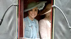 Duchess of Cambridge Kate Middleton saat menghadiri ajang pacuan kuda Royal Ascot di Ascot, Inggris, Selasa (18/6/2019). Kate tampil cantik dengan mengenakan topi atau fascinator motif bunga berwarna biru muda. (Steve Parsons/PA via AP)
