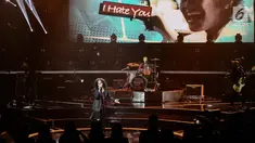 Penampilan grup band Slank dalam konser mereka yang bertajuk ‘Slank in Love’ di Balai Sarbini, Jakarta, Selasa (27/2). Dalam konsernya kali ini, Slank membuka konser lewat lagu hits lenta yang tenar Mars Slankers. (Liputan6.com/Faizal Fanani)