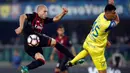 Bek AC Milan, Gabriel Paletta, berebut bola dengan penyerang Chievo, Roberto Inglese, pada laga Serie A di Stadion Bentegodi, Verona, Minggu (16/10/2016). Milan menang 3-1 atas Chievo. (Reuters/Alessandro Garofalo)