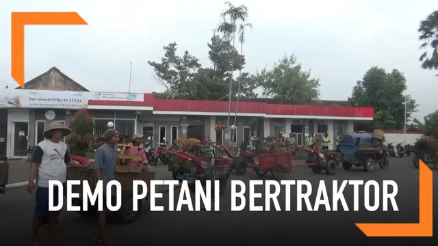 Puluhan petani mendemo sebuah SPBU sambil kendarai traktor di Boyolali, Jawa Tengah. Mereka memprotes keputusan SPBU yang dinilai mempersulit dalam menjual bahan bakar.