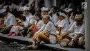 Sejumlah umat Hindu mengikuti prosesi upacara Tawur Agung Kesanga 2019 di Pura Aditya Jaya Rawamangun, Jakarta, Rabu (6/3). Prosesi Tawur Agung merupakan rangkaian perayaan Hari Raya Nyepi Tahun Baru Saka 1941. (Liputan6.com/Faizal Fanani)