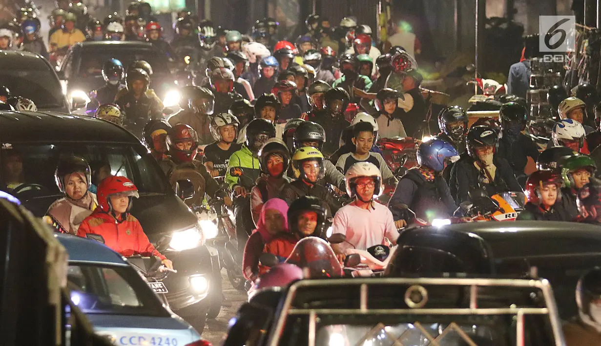 Sejumlah pemudik bersepeda motor memadati ruas Jalan Raya Kalimalang, Bekasi, Jawa Barat, Kamis (22/6). Pada malam hari peningkatan kendaraan pemudik terutama yang menggunakan roda dua jauh lebih tinggi dibanding siang hari. (Liputan6.com/Angga Yuniar)