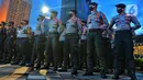Personel Polri saat apel persiapan pengamanan perayaan malam Tahun Baru 2023 di Bundaran HI, Jakarta, Sabtu (31/12/2022). Tim gabungan TNI-Polri merapatkan barisan untuk berkoordinasi menjaga acara puncak malam tahun baruan di Bundaran HI. (Liputan6.com/Angga Yuniar)