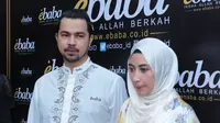 Seperti diketahui, sang istri Annisa Trihapsari tiga tahun belakangan ini merintis bisnis busana muslim. "Yang pasti support penuh selalu mendoakan selalu kasih yang terbaik untuk istri," tutur Sultan Djorghi. (Adrian Putra/Bintang.com)