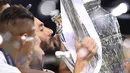 Penyerang Real Madrid, Karim Benzema mencium piala usai memenangkan pertandingan Liga Champions di Stadion Cardiff, Wales (3/6). (AFP Photo/Filippo Monteforte)