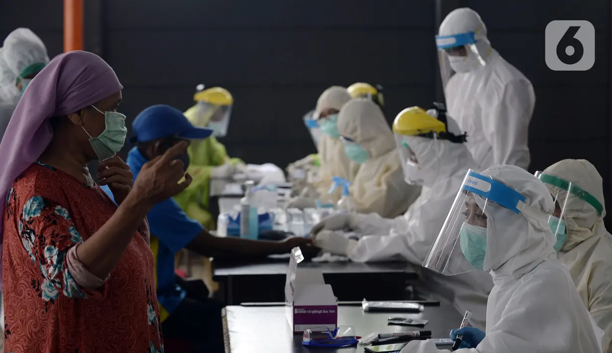 Petugas medis melayani warga saat screening test virus corona COVID-19 di Pasar Modern BSD, Tangerang Selatan, Banten, Selasa (21/4/2020). Screening test pendeteksi dini tersebut dilakukan di 12 lokasi di Tangerang Selatan untuk menanggulangi COVID-19. (merdeka.com/Dwi Narwoko)