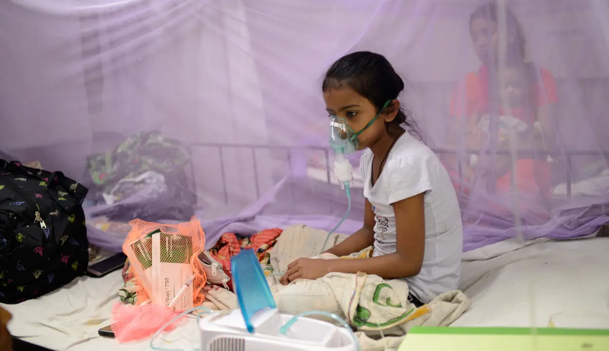 Seorang anak menerima karena menderita demam berdarah di Rumah Sakit Shishu Dhaka, Bangladesh, Rabu (31/7/2019). Bangladesh sedang menghadapi wabah demam berdarah terburuk yang pernah dialami negara itu. (AP Photo/Mahmud Hossain Opu)