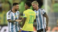 Adu argumentasi terjadi antara pemain Timnas Brasil, Rodrygo (tengah), dengan pemain Timnas Argentina Lionel Messi (kiri) dan Rodrigo De Paul saat pertandingan Kualifikasi Piala Dunia 2026 Zona CONMEBOL yang berlangsung di Maracana Stadium, Rio de Janeiro, Rabu (22/11/2023) pagi WIB. (AFP/Carl De Souza)
