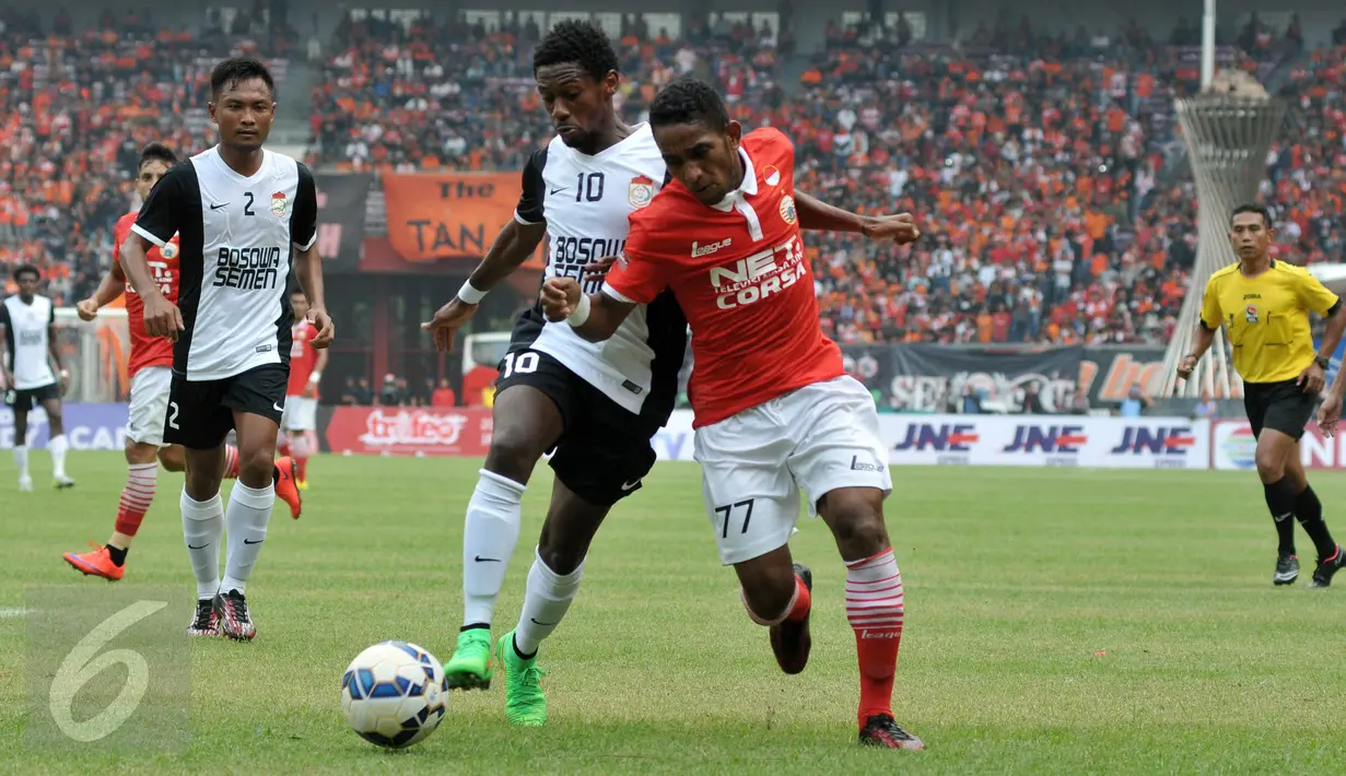 Pemain Persija Jakarta Pandi Lestaluhu berebut bola dengan Pemain PSM Makasar  Alex (kiri) dalam pertandingan Trofeo Persija di Stadion Utama Gelora Bung Karno, Senayan, Jakarta, (9/4). Persija menang adu pinalti dengan skor 4-1.(Liputan6.com/Johan Tallo)