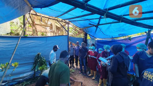 Tim forensik Biddokkes Pokda Jabar melakukan ekshumasi di makam bocah tewas di Kecamatan Kadudampit Kabuoaten Sukabumi (Liputan6.com/Istimewa)