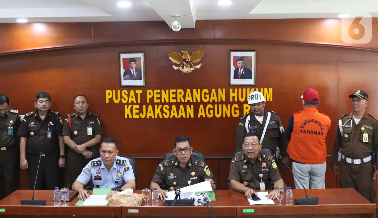 Sekretaris Jaksa Agung Muda Intelijen (Sesjam Intel), Sunarta (tengah) saat rilis penangkapan buronan koruptor Rp 24 miliar yang telah divonis 5 tahun penjara, Atto Sakmiwata Sampetoding di Gedung Kejaksaan Agung, Jakarta, Kamis (21/11/2019). (Liputan6.com/Helmi Fithriansyah)