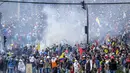 Demonstran saat bentrok dengan polisi anti huru hara di Quito (8/10/2019). Demonstran juga menuntut pemerintah membatalkan pemindahan pemerintah keluar dari ibu kota. (AFP Photo/Martin Bernetti)