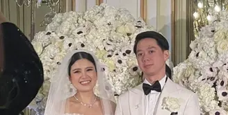 Valencia nampak elegan dan anggun mengenakan gaun pernikahan putih dengan model off shoulder yang diperindah dengan bordiran. Credit @dhikahimawann