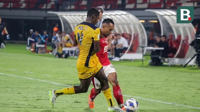 Penyerang sayap Bali United, Irfan Jaya, dikawal ketat pemain Central Coast Mariners,  Angel Quinones