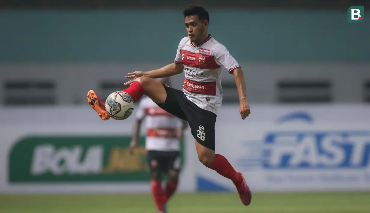 Pemain Madura United, Novan Setya Sasongko berusaha mengontrol bola saat melawan PSIS Semarang dalam laga pekan ke-5 BRI Liga 1 2021/2022 di Stadion Wibawa Mukti, Cikarang, Rabu (29/09/2021). Kedua tim bermain imbang 0-0. (Bola.com/Bagaskara Lazuardi)