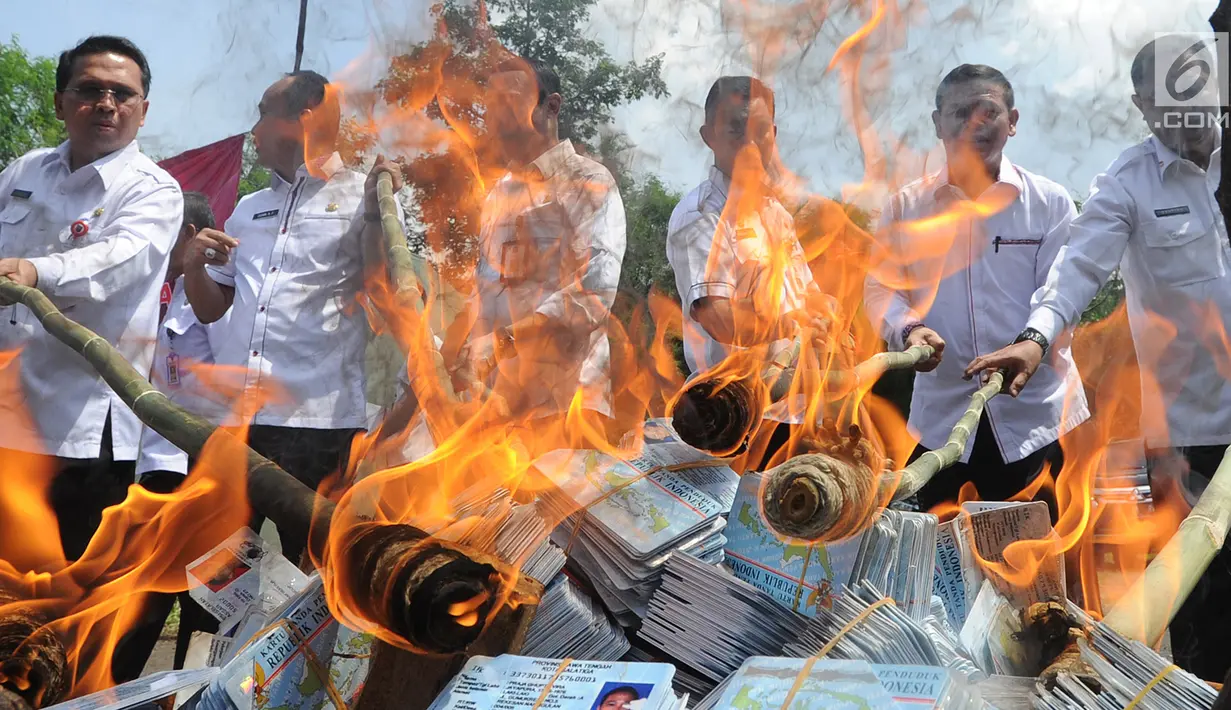Petugas Kementerian Dalam Negeri (Kemendagri) membakar E-KTP rusak di Gudang Kemendagri di Bogor, Jawa Barat, Rabu (19/12). Kemendagri memusnahkan 1.378.146 keping E-KTP dan blanko yang rusak. (Merdeka.com/Arie Basuki)