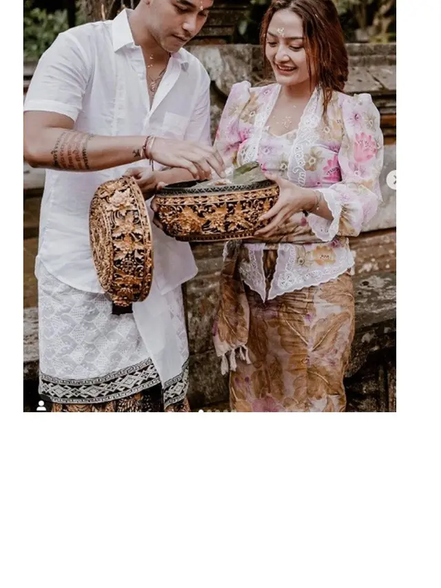 6 Potret Siti Badriah dan Suami Pakai Baju Adat Bali, Memesona