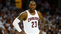 Forward Cleveland Cavaliers, LeBron James, mencetak 25 poin saat timnya mengalahkan Indiana Pacers 117-111 pada gim kedua babak pertama playoff NBA Wilayah Timur di Quicken Loans Arena, Cleveland, Senin (17/4/2017). (Bola.com/Twitter/NBA)