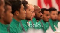 Pelatih Alfred Riedl dan pemain Timnas Indonesia tengah serius mendengar pesan-pesan Presiden RI, Joko Widodo di Istana Negara, (19/12/2016). (Bola.com/Nicklas Hanoatubun)