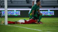 Timnas Garuda kembali memperoleh peluang pada menit ke-21. Kali ini tembakan Dedik Setiawan dari dalam kotak penalti usai mengontrol bola dengan dadanya hanya membentur tiang gawang. (Bola.com/Maheswara Putra)