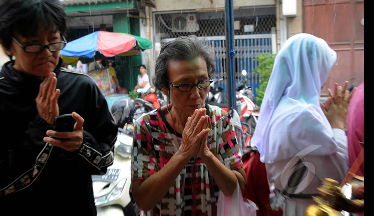 Umat Tionghoa berdatangan untuk berdoa di depan Wihara Dharma Bhakti yang hangus terbakar, Jakarta, Senin (2/3/2015). (Liputan6.com/Faisal R Syam)