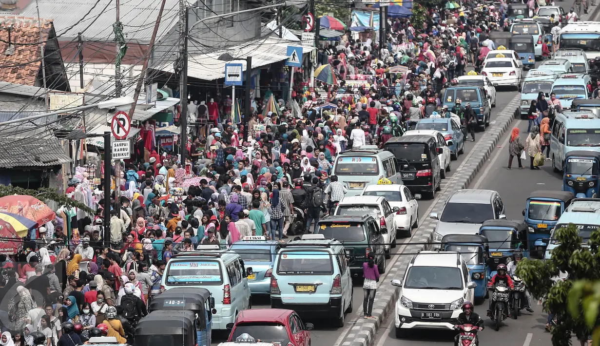 Ribuan orang memadati dikawasan Tanah Abang, Jakarta, Minggu (19/6). Meskipun hari raya Lebaran masih dua pekan lagi, warga Jakarta mulai memadati pasar Tanah Abang untuk kebutuhan berbelanja. (Liputan6.com/Faizal Fanani)