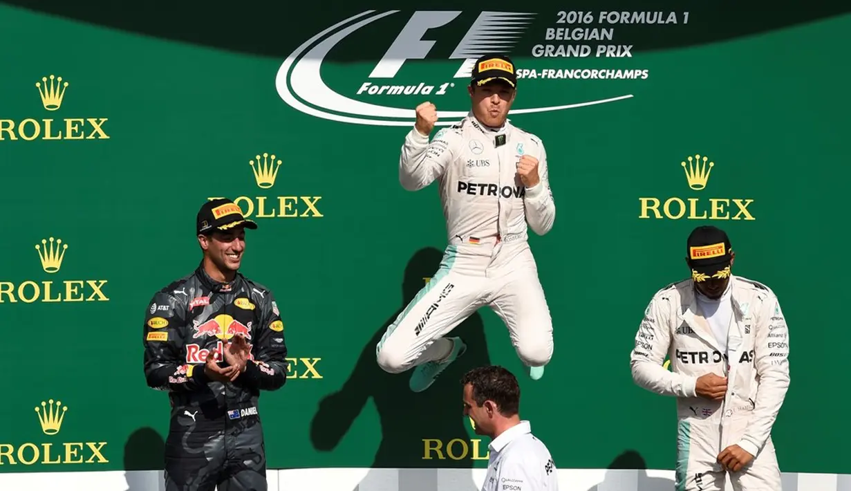 Pebalap Mercedes GP, Nico Rosberg, keluar sebagai juara F1 GP Belgia yang berlangsung di Sirkuit Spa-Francorchamps, Minggu (28/8/2016). Dia mengungguli pebalap Red Bull Racing, Daniel Ricciardo, yang menempati posisi kedua. (AFP/John Thys)