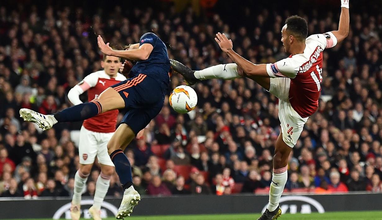 Pierre Emerick Aubameyang melepaskan tendangan pada leg 1, semifinal Liga Europa yang berlangsung di Stadion Emirates, London, Jumat (3/5). Arsenal menang 3-1 atas Valencia. (AFP/Glyn Kirk)