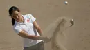 Pegolf asal Swiss, Albane Valenzuela memukul bola selama putaran latihan menembak pada ajang kompetisi golf Olimpiade Rio 2016 di  Olympic Golf Course, Rio de Janeiro, Brasil (16/8). (REUTERS/Andrew Boyers)