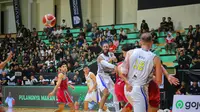 Pemain Prawira Bandung John Wesley Murry mencoba lepas dari kawalan pemain Bali United Basketball dalam lanjutan pertandingan IBL 2025 di GOR Purna Krida Kerobokan pada Rabu (12/02/2025). (Alit Binawan/Bola.com)