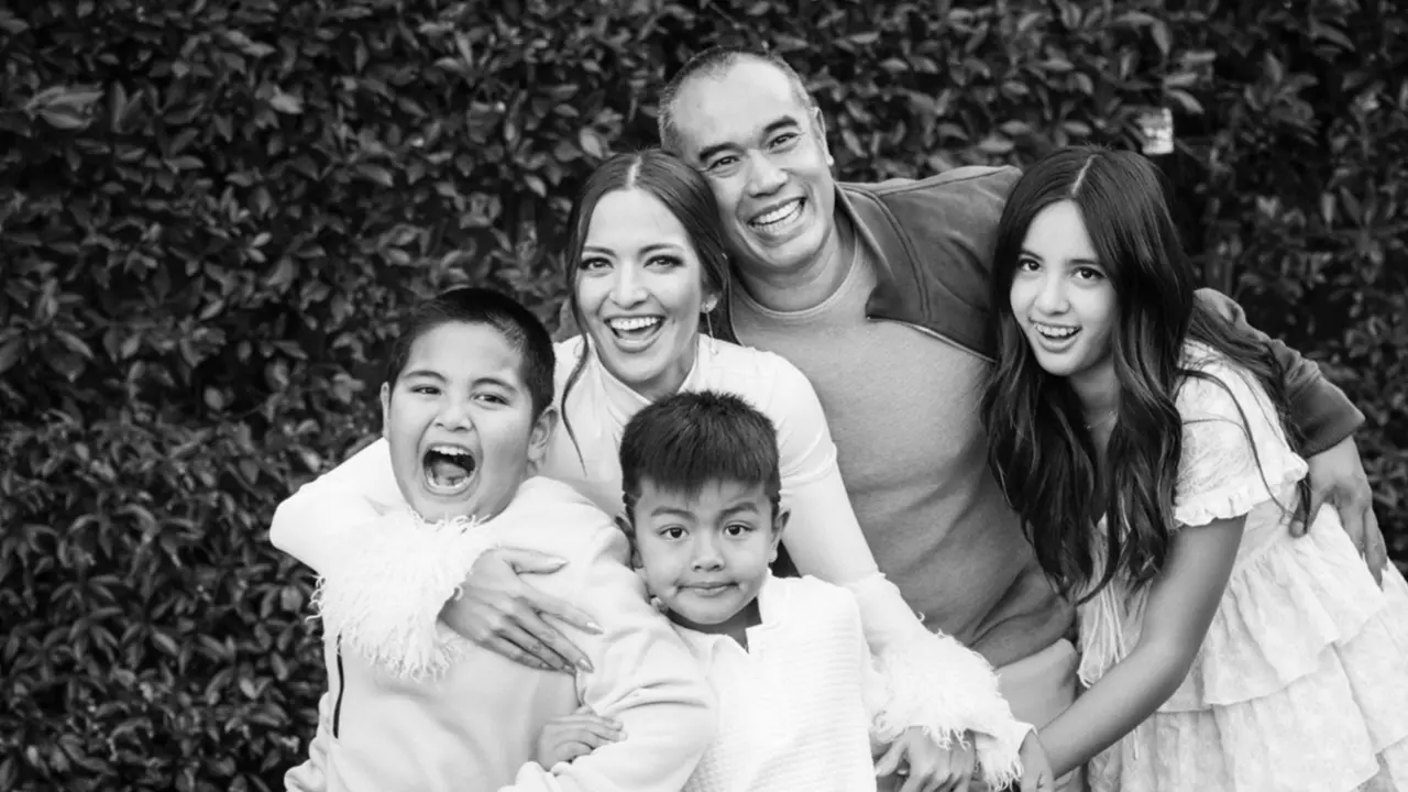 Foto Keluarga Nia Ramadhani dan Ardi Bakrie saat Pemotretan Bareng Generasi Bakrie