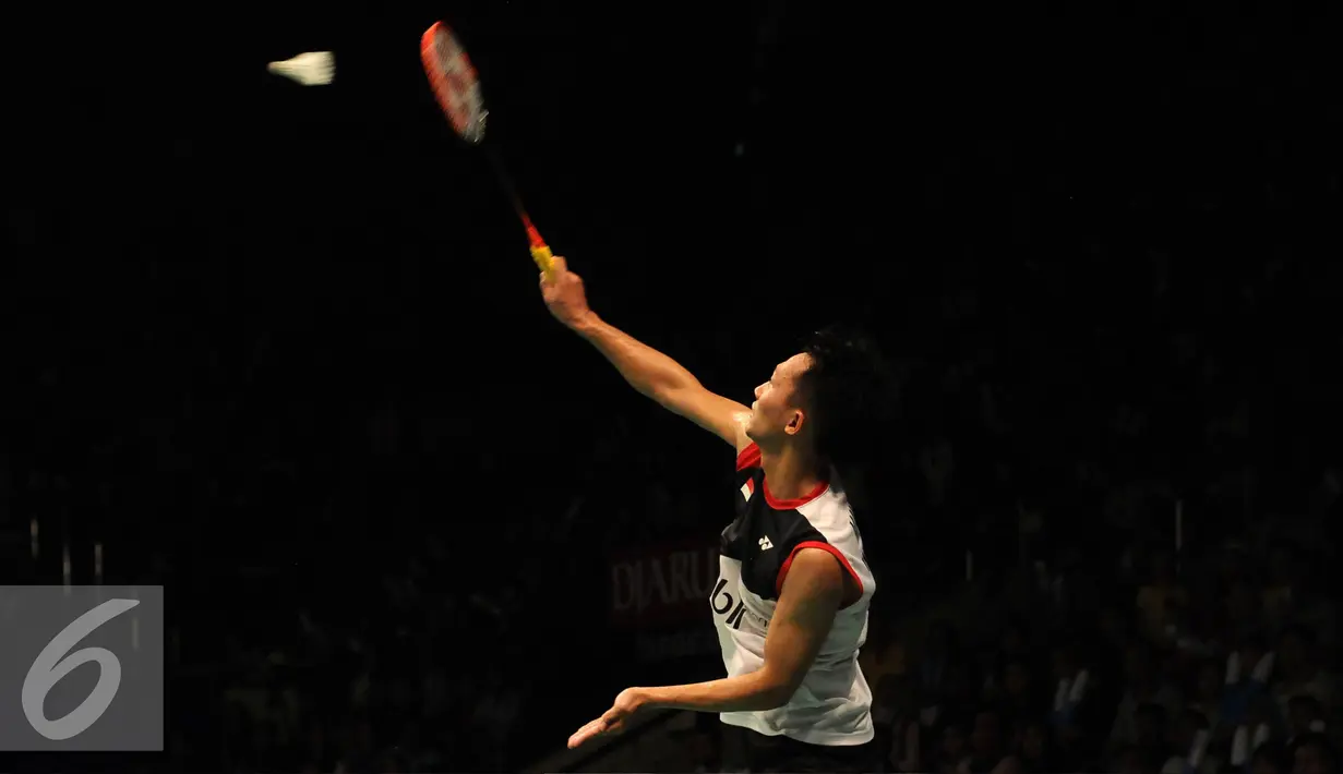 Tunggal putera Indonesia, Ihsan Maulana Mustofa melakukan smes ke arah pebulutangkis Inggris, Rajiv Ouseph di perempat final BCA Indonesia Open 2016, Jakarta, Jumat (3/6/2016). Ihsan unggul 17-21. 21-12, 21-12. (Liputan6.com/Helmi Fithriansyah)