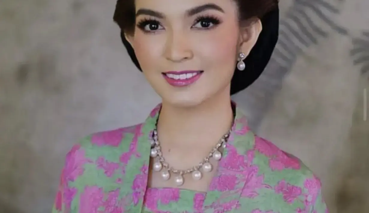 Istri Walikota Solo ini tampil mengenakan kebaya kutu baru hijau mint dengan aksen bunga mawar pink. [@selvie_ananda_]