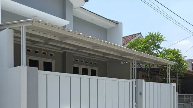 Inspirasi Pagar Rumah Rendah tapi Tetap Aman dan Estetik. AI
