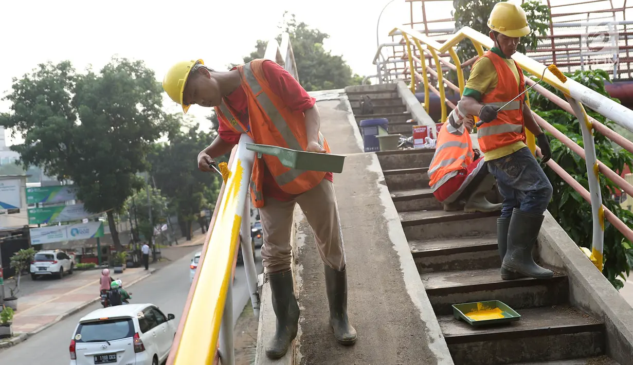 Pekerja mengecat jembatan penyeberangan orang (JPO) di kawasan Cipayung, Jakarta Timur, Rabu (30/5). Pengecatan dilakukan untuk merawat JPO agar tidak kusam dan lebih nyaman digunakan oleh pejalan kaki. (Liputan6.com/Immanuel Antonius)