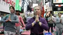 Dua dari mereka kemudian menjadi salah satu pendiri Solstice di Times Square: Mind over Madness Yoga, dan mereka telah membagikannya kepada kami sejak saat itu. (Photo by TIMOTHY A. CLARY / AFP)