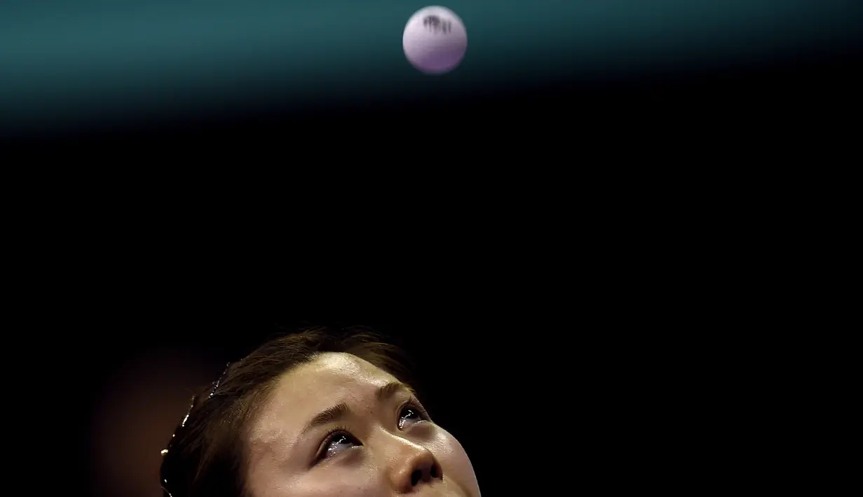 Petenis meja Jepang, Ai Fukuhara, melakukan servis ke arah pemain Thailand, Suthasini Sawettabut, dalam Kejuaraan Dunia Tenis Meja Beregu 2016 di Stadion Malawati, Shah Alam, Malaysia, (2/3/2016). (AFP/Manan Vatsyayana)