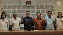 Komisioner KPU Wahyu Setiawan, Ketua Bawaslu Abhan, Direktur Program TKN Jokowi-Ma'ruf Aria Bima, dan Direktur Relawan BPN Prabowo-Sandi Ferry Mursyidan Baldan usai memberikan keterangan hasil rapat persiapan debat Capres keempat di kantor KPU, Jakarta, Senin (25/3). (merdeka.com/Iqbal S Nugroho)