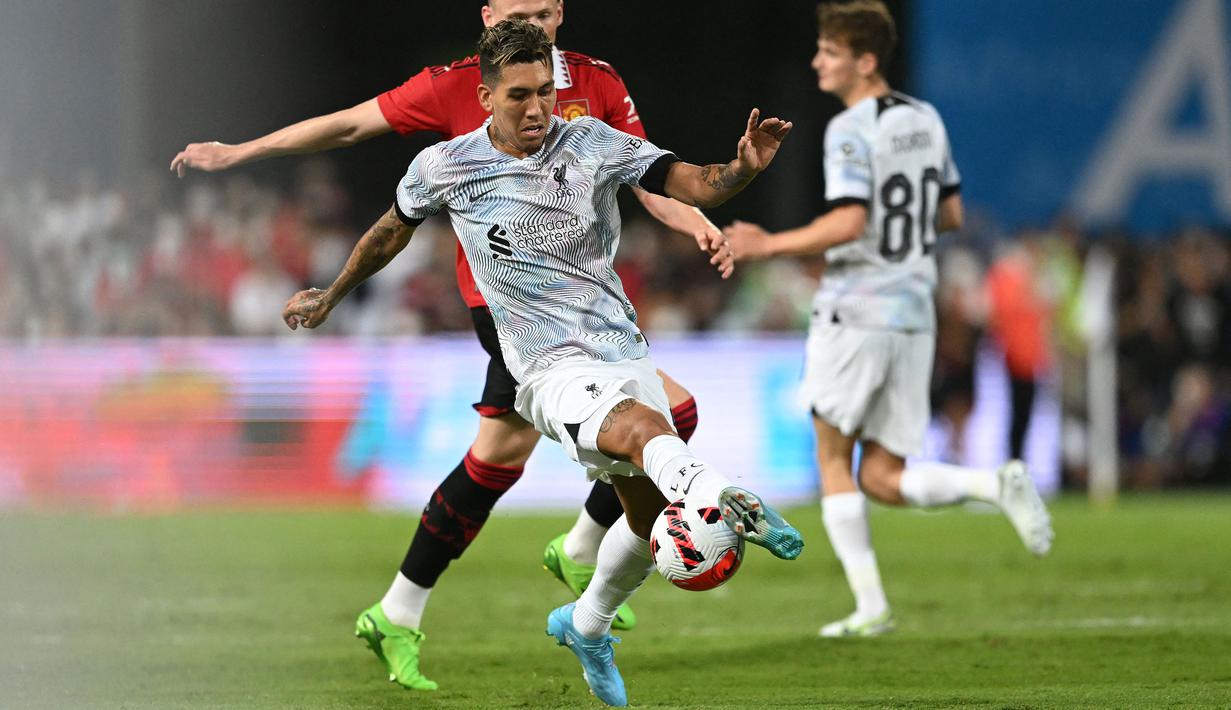 Kepergian Sadio Mane ke Bayern Munchen tak serta merta membuat Roberto Firmino menjadi starter Liverpool. Jurgen Klopp lebih sering memainkan penyerang anyar mereka, Darwin Nunez. Firmino tercatat hanya satu kali bermain penuh saat laga melawan Manchester United. Itupun ia hanya mampu mengemas satu tembakan ke gawang dan tak memberi ancaman berarti. (AFP/Manan Vatsyayana)