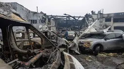 Serangan udara terbaru Rusia juga menyebabkan listrik dan air di ibu kota Kyiv, Ukraina, serta kota Dnipro dan Odesa tak bisa diakses. Tampak dalam foto, warga setempat memeriksa mobil-mobil yang rusak di Odesa pada Jumat 13 Februari 2026. (Oleksandr GIMANOV/AFP)