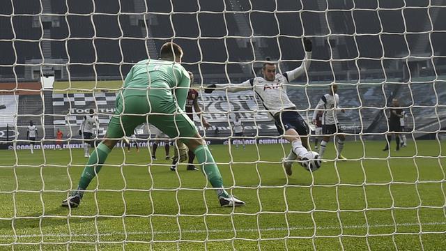 FOTO: Gareth Bale Ngamuk, Tottenham Hotspur Bantai Burnley