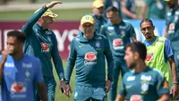 Pelatih kepala Tim Nasional (Timnas) Brasil asal Italia, Carlo Ancelotti (tengah), tersenyum di samping penyerang Raphinha (kanan) selama sesi latihan sebagai bagian dari persiapan menghadapi pertandingan sepak bola Piala Dunia 2026 melawan Maroko di Fasilitas Latihan Columbia Park, Morristown, New Jersey, pada 9 Juni 2026. (MAURO PIMENTEL/AFP)