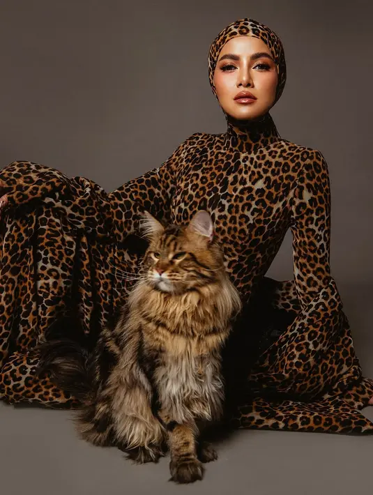 <p>Kenakan hijab bukan halangan Olla Ramlan untuk terlihat fashionable. Termasuk saat photoshoot baru-baru ini [@ollaramlan]</p>