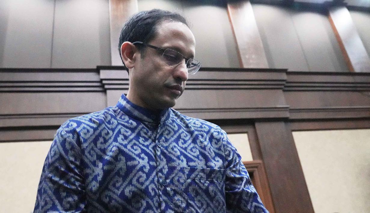 Sebelumnya, Nadiem Anwar Makarim didakwa merugikan negara dengan estimasi kerugian mencapai Rp2,18 triliun dan diduga memperkaya diri sebesar Rp809 miliar. Tampak dalam foto, Menteri Pendidikan, Kebudayaan, Riset, dan Teknologi (Mendikbudristek) periode 2019 hingga 2024, Nadiem Anwar Makarim, bereaksi sebelum dimulainya sidang di Pengadilan Tindak Pidana Korupsi, Jakarta, Senin 20 April 2026. (AP Photo/Achmad Ibrahim)