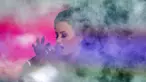 Penampilan penyanyi Demi Lovato saat membawakan lagu dalam perayaan malam tahun baru 2016 di Times Square,Manhattan borough New York, USA (31/12/2015). (REUTERS/Carlo Allegri)